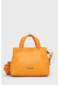 Calvin Klein torebka kolor pomarańczowy. Kolor: pomarańczowy. Materiał: skórzane. Rodzaj torebki: na ramię
