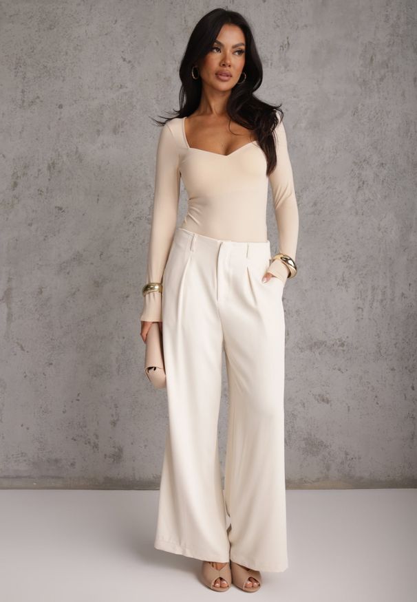 Renee - Beżowe Body z Kwadratowym Dekoltem Macotte. Typ kołnierza: dekolt kwadratowy. Kolor: beżowy. Materiał: wiskoza, materiał, jeans, skóra. Długość rękawa: długi rękaw. Długość: długie. Styl: elegancki