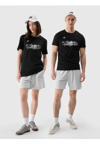 4f - T-shirt regular z nadrukiem uniseks 4F x Drift Masters - czarny. Okazja: na co dzień. Kolor: czarny. Materiał: jersey, dzianina, bawełna. Wzór: nadruk. Styl: casual, klasyczny, sportowy