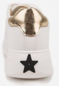 Born2be - Biało-Złote Sneakersy VICES z Metaliczną Wstawką Perforacją i Gwiazdą Edanatia. Okazja: na co dzień. Kolor: biały. Materiał: jeans. Wzór: aplikacja #3