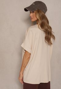 Renee - Beżowy T-shirt z Wiskozą o Fasonie Nietoperza Tanalitha. Okazja: na co dzień. Kolor: beżowy. Materiał: wiskoza. Styl: casual #5