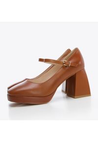 Wittchen - Damskie czółenka skórzane z paskiem brązowe. Okazja: na co dzień. Zapięcie: pasek. Kolor: brązowy. Materiał: skóra. Obcas: na obcasie. Styl: retro, casual, elegancki. Wysokość obcasa: średni #4