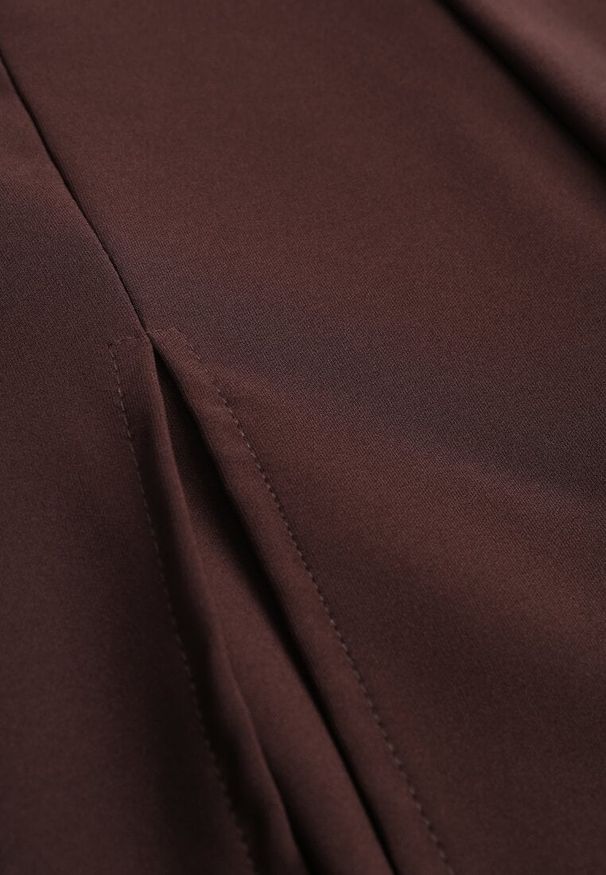 Renee - Brązowe Spódnico-Spodenki High Waist z Ozdobnym Rozcięciem Sinessei. Stan: podwyższony. Kolor: brązowy. Materiał: materiał. Styl: elegancki