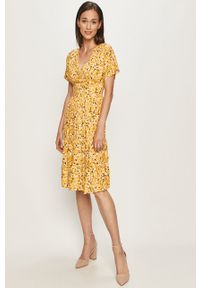 ANSWEAR - Answear - Sukienka Answear Lab. Okazja: na co dzień. Kolor: żółty. Materiał: tkanina, wiskoza. Długość rękawa: krótki rękaw. Wzór: kwiaty. Typ sukienki: rozkloszowane, proste. Styl: wakacyjny. Długość: mini #2