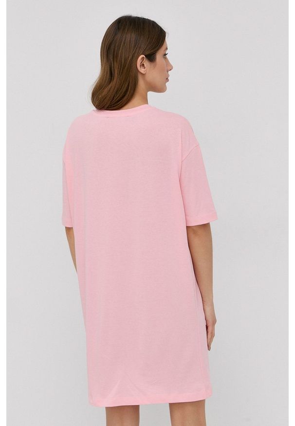 Love Moschino Sukienka kolor różowy mini oversize. Kolor: różowy. Materiał: dzianina. Długość rękawa: krótki rękaw. Typ sukienki: oversize. Długość: mini