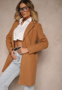 Renee - Beżowy Płaszcz Jednorzędowy Bulah. Okazja: na co dzień. Kolor: beżowy. Długość rękawa: długi rękaw. Długość: długie. Styl: klasyczny, casual