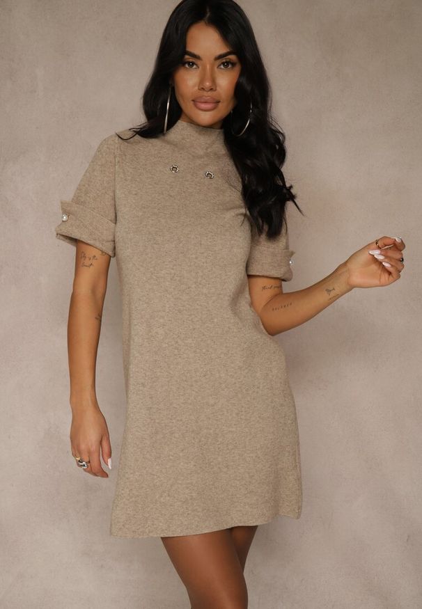 Renee - Beżowa Sukienka Sweterkowa o Trapezowym Kroju z Perełkami Liatusea. Okazja: na co dzień. Kolor: beżowy. Materiał: jeans. Typ sukienki: trapezowe. Styl: casual