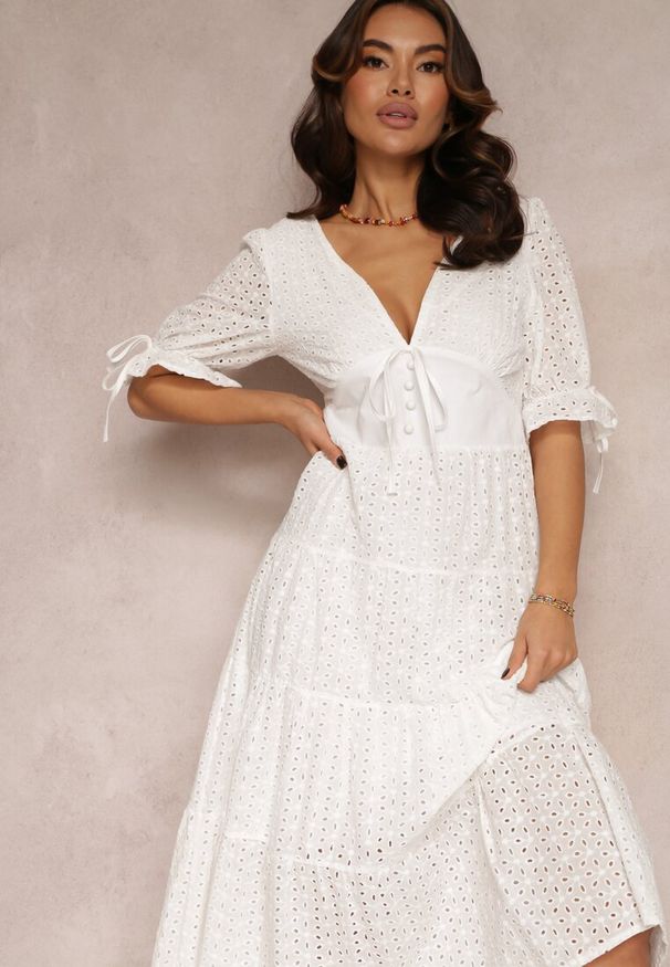 Renee - Biała Sukienka Evonia. Kolor: biały. Wzór: haft, aplikacja. Typ sukienki: rozkloszowane. Styl: boho. Długość: midi