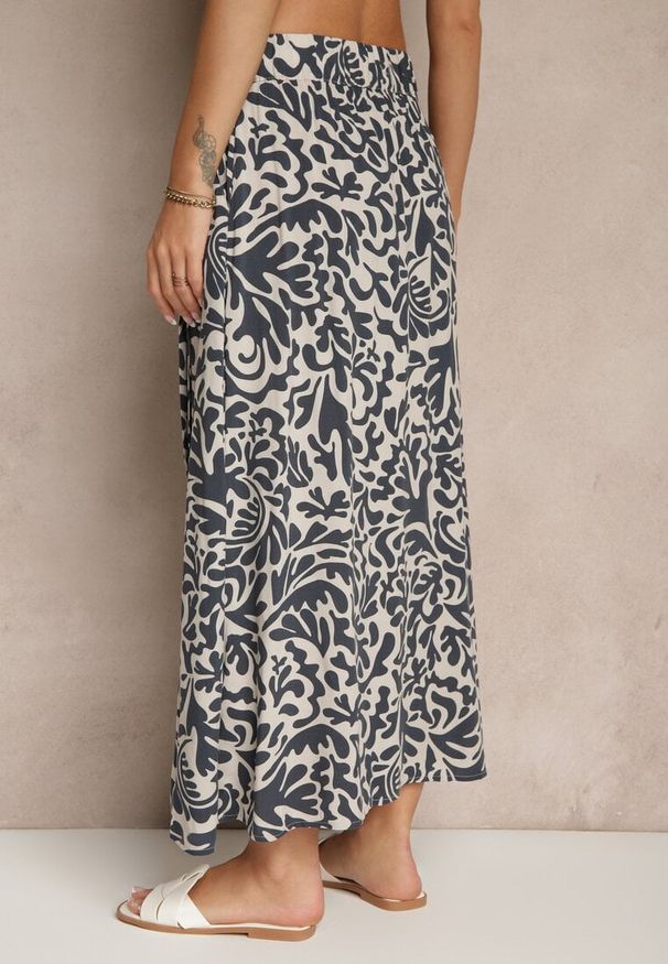 Renee - Granatowa Rozkloszowana Spódnica z Wiskozy ze Wsuwanymi Kieszeniami Koselle. Okazja: na co dzień. Kolor: niebieski. Materiał: wiskoza. Styl: elegancki, casual