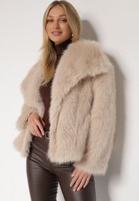 Born2be - Beżowa Pudełkowa Kurtka Futerko o Jednorzędowym Kroju Tildora. Okazja: na co dzień. Kolor: beżowy. Materiał: futro. Styl: casual, elegancki