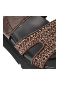 Klapki damskie Tamaris, cholewka ze skóry ekologicznej i materiału tekstylnego plecionego z szerokimi paskami zapinane na rzep, brązowe, 1-27422-46 3. Kolor: brązowy. Materiał: materiał, skóra ekologiczna #2