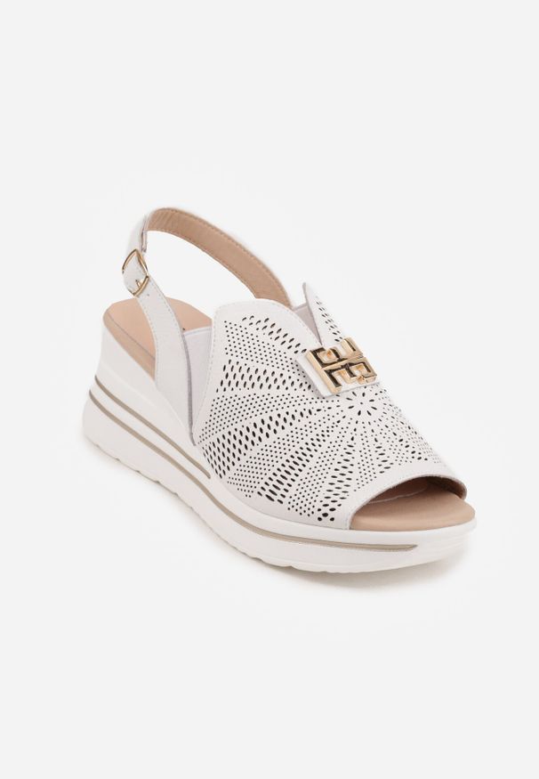 Born2be - Białe Skórzane Sandały na Koturnie z Perforacją i Metaliczną Aplikacją Zaehiesh. Okazja: na co dzień. Zapięcie: pasek. Kolor: biały. Wzór: aplikacja. Materiał: skóra. Sezon: lato. Obcas: na koturnie. Styl: casual, klasyczny. Wysokość obcasa: średni