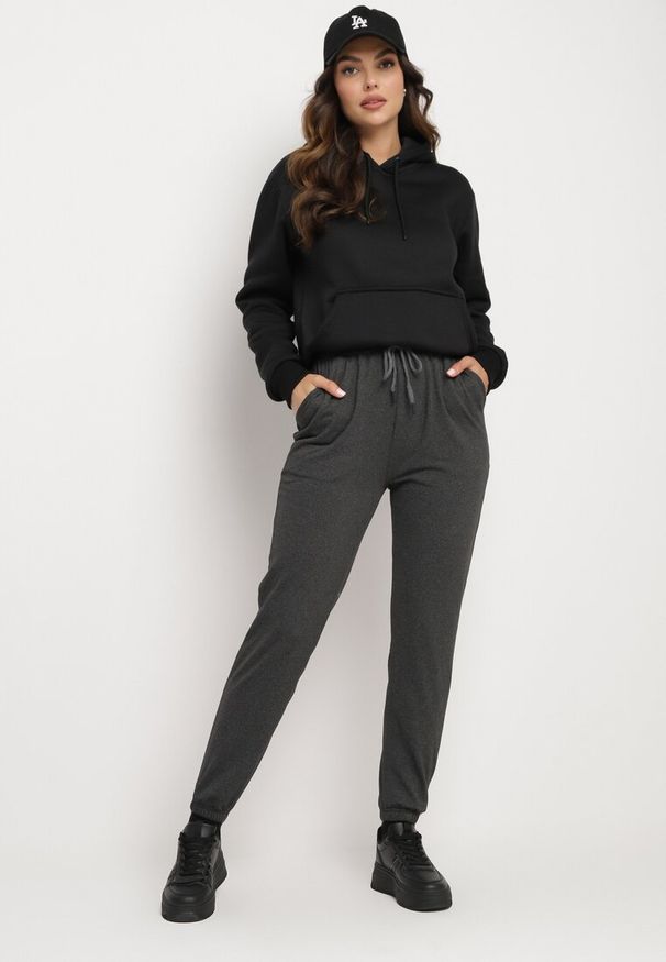 Born2be - Ciemnoszare Spodnie Dresowe z Gumką w Pasie oraz Troczkiem i Kieszeniami Liareine. Okazja: na co dzień. Kolor: szary. Materiał: dresówka. Styl: elegancki, casual
