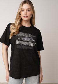 Born2be - Czarny T-shirt z Bawełny o Kroju Oversize z Napisem Orinvyra. Okazja: na co dzień, na spotkanie biznesowe, do pracy. Kolor: czarny. Materiał: bawełna. Wzór: napisy. Styl: biznesowy, casual, elegancki #2