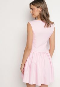 Born2be - Różowa Rozkloszowana Sukienka Ozdobiona Kwadratowym Dekoltem Halelira. Okazja: na co dzień. Typ kołnierza: dekolt kwadratowy. Kolor: różowy. Wzór: aplikacja. Typ sukienki: rozkloszowane, proste. Styl: klasyczny, casual, elegancki #2