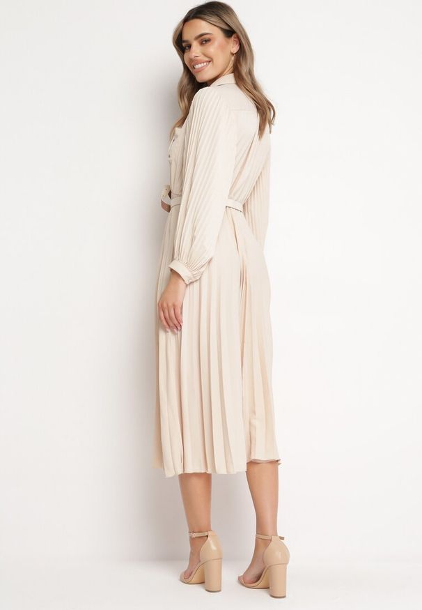 Born2be - Beżowa Plisowana Sukienka Midi z Paskiem z Kołnierzykiem i Kieszeniami Themirlla. Kolor: beżowy. Wzór: aplikacja. Długość: midi