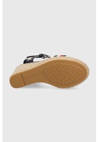TOMMY HILFIGER - Tommy Hilfiger sandały CORPORATE WEDGE damskie kolor granatowy na koturnie FW0FW07086. Zapięcie: klamry. Kolor: niebieski. Materiał: materiał. Obcas: na koturnie #2