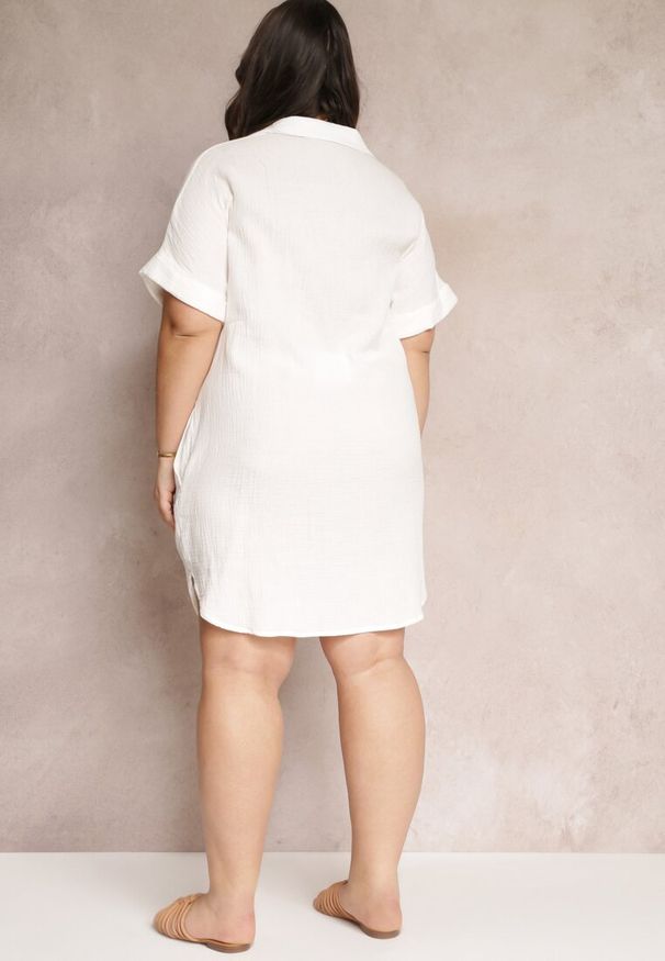 Renee - Biała Bawełniana Sukienka Mini o Pudełkowym Fasonie z Kołnierzykiem Elealla. Kolekcja: plus size. Kolor: biały. Materiał: bawełna. Długość rękawa: krótki rękaw. Typ sukienki: dla puszystych. Długość: mini