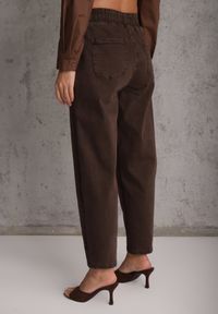 Renee - Brązowe Jeansy Mom Fit z Bawełny ze Ściągaczem i Wiązaniem w Talii Naubel. Okazja: na co dzień. Kolor: brązowy. Długość: krótkie. Styl: klasyczny, casual #3