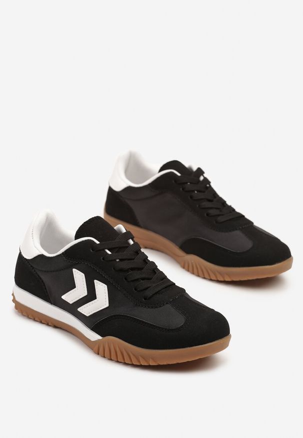 Renee - Czarno-Białe Sneakersy Typu Kultowe Tenisówki Zdobione Przeszyciami Mepenna. Okazja: na randkę. Kolor: czarny. Materiał: jeans. Wzór: aplikacja