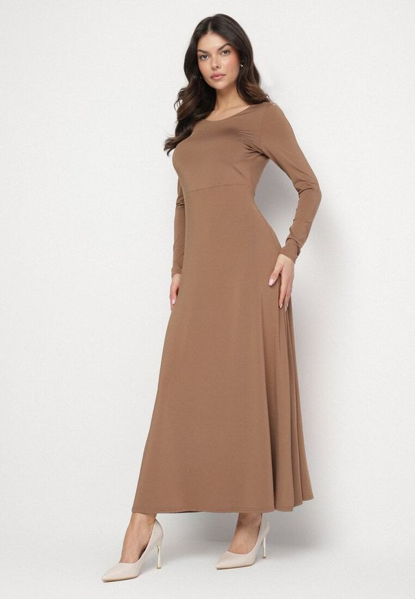 Born2be - Brązowa Rozkloszowana Sukienka z Wiskozą z Odkrytymi Plecami i Wiązaniem Irellisa. Okazja: na co dzień. Kolor: brązowy. Materiał: wiskoza. Styl: elegancki, casual