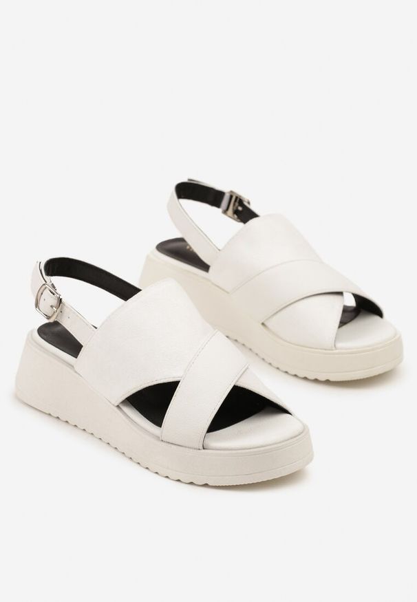 Born2be - Białe Sandały na Koturnie Vices z Wycięciami Saricee. Okazja: na co dzień. Zapięcie: sprzączka. Kolor: biały. Materiał: jeans. Sezon: lato. Obcas: na koturnie. Styl: elegancki, casual