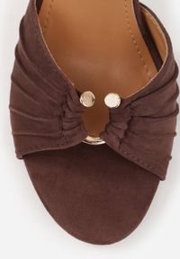 Born2be - Brązowe Sandały na Szpilce VICES z Marszczeniem i Metaliczną Aplikacją Nemenoe. Okazja: na wesele, na co dzień, na ślub cywilny. Zapięcie: pasek. Kolor: brązowy. Wzór: aplikacja. Obcas: na szpilce. Styl: casual, klasyczny, elegancki #2