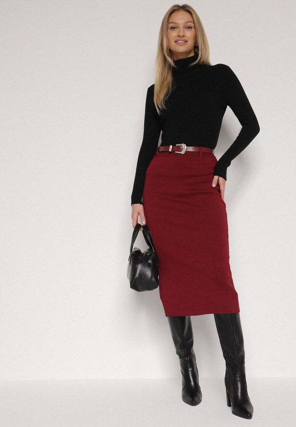 Born2be - Bordowa Ołówkowa Spódnica z Wiskozą Zdobiona Rozcięciem i Paskiem Rowedela. Okazja: na co dzień. Kolor: czerwony. Materiał: wiskoza. Wzór: aplikacja. Styl: casual, elegancki