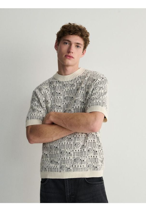 Reserved - Sweter ze strukturalnej dzianiny - biały. Kolor: biały. Materiał: dzianina