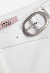 Born2be - Białe Garniturowe Spodnie VICES na Kant z Wszytym Paskiem z Klamrą Azivore. Okazja: na co dzień, na spotkanie biznesowe. Kolor: biały. Styl: casual, biznesowy, elegancki #7