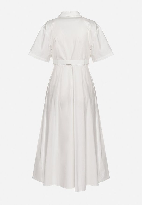 Born2be - Biała Bawełniana Sukienka o Koszulowym Kroju z Paskiem i Kwiatowymi Broszkami Zelnea. Okazja: na spotkanie biznesowe. Kolor: biały. Materiał: bawełna. Długość rękawa: krótki rękaw. Wzór: kwiaty. Typ sukienki: koszulowe. Styl: elegancki, biznesowy