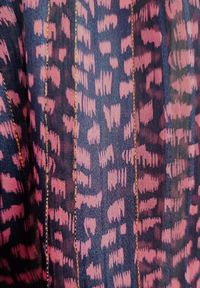 Renee - Granatowo-Różowa Sukienka Wolfgrove. Kolor: niebieski. Długość rękawa: długi rękaw. Wzór: aplikacja, nadruk. Sezon: zima, jesień, wiosna, lato. Typ sukienki: kopertowe