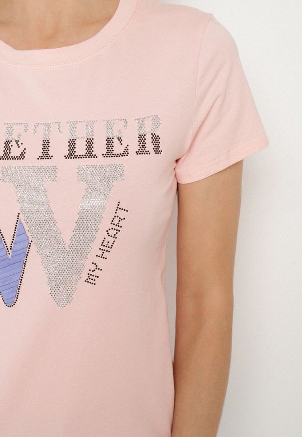 Born2be - Różowy T-shirt z Bawełny Ozdobiony Napisem i Cyrkoniami Raltebis. Okazja: na co dzień. Kolor: różowy. Materiał: bawełna. Wzór: napisy, aplikacja. Sezon: wiosna, lato. Styl: casual, klasyczny
