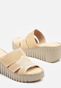 Renee - Ciemnobeżowe Klapki Vices na Koturnie Ozdobione Perforacją Sarasea. Okazja: na co dzień. Kolor: beżowy. Wzór: aplikacja. Sezon: lato. Obcas: na koturnie. Styl: casual #6