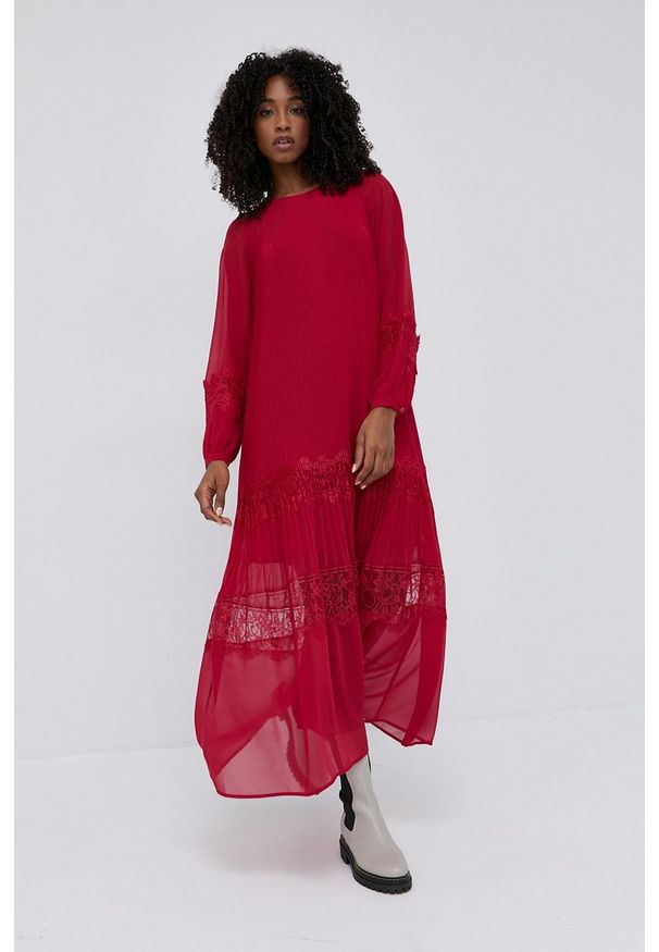 TwinSet - Twinset - Sukienka. Kolor: czerwony. Materiał: tkanina, koronka. Długość rękawa: długi rękaw. Typ sukienki: rozkloszowane, plisowane. Długość: maxi
