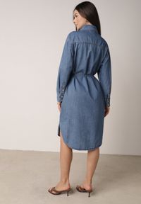 Born2be - Niebieska Koszulowa Sukienka Jeansowa z Bawełną Ozdobiona Paskiem Carenatesa. Okazja: na co dzień. Kolor: niebieski. Materiał: bawełna, jeans. Wzór: aplikacja. Typ sukienki: koszulowe. Styl: casual, klasyczny #5