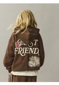 Reserved - Bluza Pusheen z aplikacją - ciemnobrązowy. Kolor: brązowy. Materiał: bawełna, dzianina. Wzór: aplikacja #1