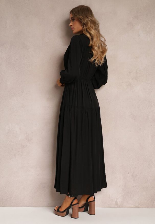 Renee - Czarna Rozkloszowana Sukienka z Gumką w Pasie i Ozdobnymi Guzikami Graziela. Okazja: na co dzień, na randkę. Typ kołnierza: dekolt w kształcie V. Kolor: czarny. Materiał: wiskoza, materiał. Długość rękawa: długi rękaw. Sezon: wiosna, lato. Typ sukienki: proste. Styl: klasyczny, casual