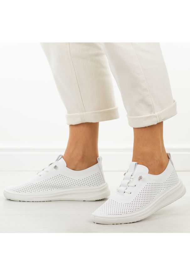 POTOCKI - Białe ażurowe półbuty damskie Potocki 16366. Okazja: na co dzień. Nosek buta: okrągły. Kolor: biały. Materiał: skóra. Szerokość cholewki: normalna. Wzór: ażurowy. Sezon: wiosna, lato. Styl: casual, sportowy