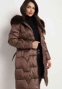 Born2be - Brązowa Pikowana Kurtka o Długim Kroju Ozdobiona Paskiem i Odpinanym Futerkiem Milirra. Okazja: na spacer. Kolor: brązowy. Materiał: futro. Długość: długie. Wzór: aplikacja. Styl: wizytowy, elegancki #7