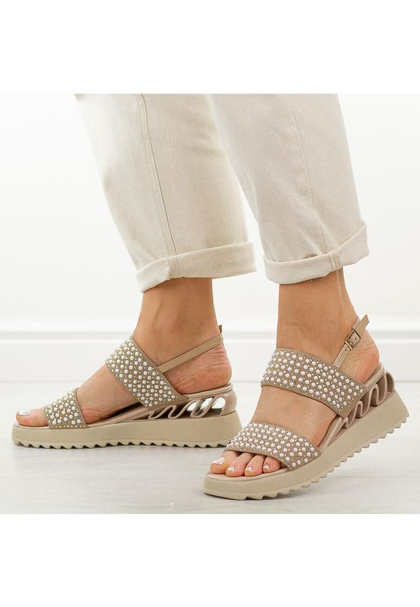 Beżowe skórzane sandały damskie na koturnie DiA 3067. Okazja: na co dzień. Zapięcie: sprzączka. Kolor: beżowy. Materiał: skóra. Sezon: wiosna, lato. Obcas: na koturnie. Styl: casual, elegancki, klasyczny