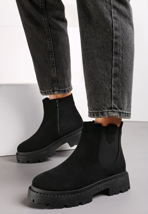 Renee - Czarne Botki Sztyblety z Ekozamszu na Grubej Podeszwie Liraelia. Kolor: czarny. Materiał: jeans. Sezon: zima, jesień. Obcas: na obcasie. Styl: klasyczny, elegancki. Wysokość obcasa: średni