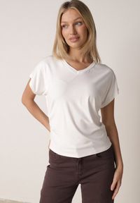 Born2be - Biały T-shirt z Wiskozy z Trójkątnym Dekoltem Achiore. Okazja: na co dzień. Kolor: biały. Materiał: wiskoza. Styl: casual, klasyczny #1