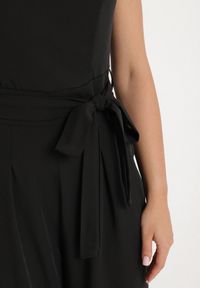 Born2be - Czarny Taliowany Kombinezon z Paskiem Wiązaniem i Odkrytymi Plecami Malurea. Okazja: na co dzień, na imprezę. Kolor: czarny. Materiał: jeans. Sezon: lato. Styl: casual #2