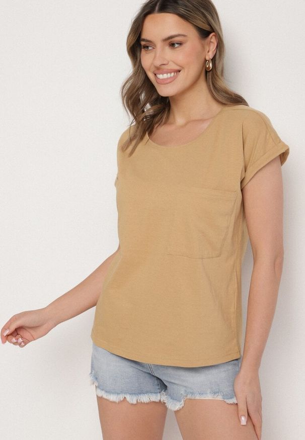 Born2be - Beżowy T-shirt z Bawełny Ozdobiony Kieszonką Ziarene. Okazja: na co dzień. Kolor: beżowy. Materiał: bawełna. Wzór: aplikacja. Styl: sportowy, casual