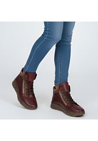 Czerwone Botki Rieker Ocieplane Buty Damskie. Okazja: na co dzień, na spacer. Zapięcie: sznurówki. Kolor: czerwony. Materiał: dzianina, skóra. Szerokość cholewki: normalna. Wzór: kolorowy. Sezon: zima, jesień. Styl: casual #1