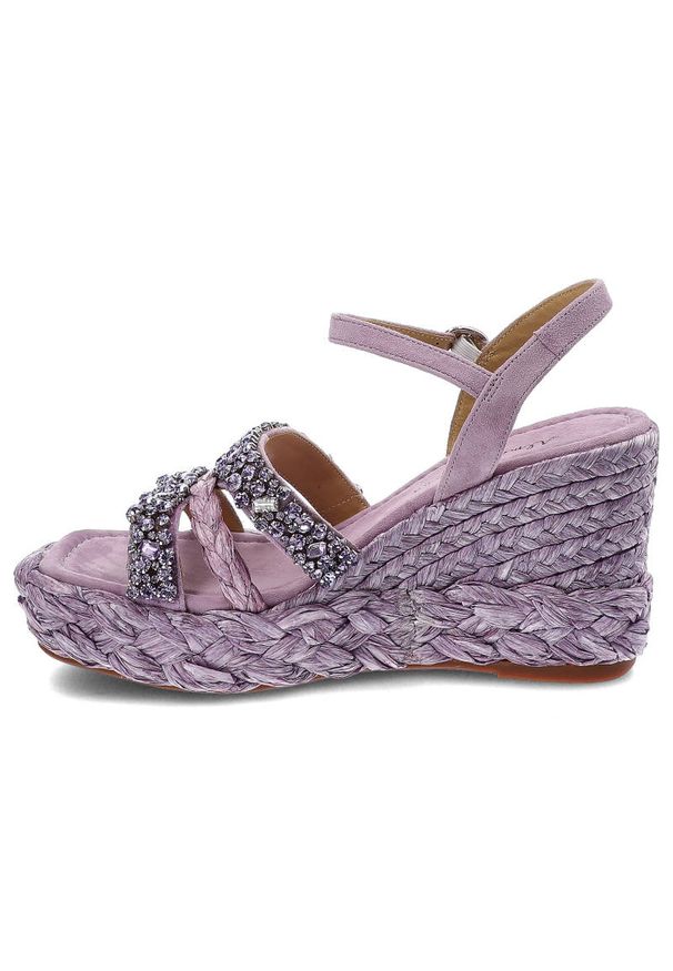 Fioletowe Sandały Alma En Pena Stylowe Buty Na Koturnie. Okazja: na co dzień, na spacer. Zapięcie: sprzączka, pasek. Kolor: fioletowy. Szerokość cholewki: normalna. Wzór: aplikacja. Materiał: skóra, zamsz, koronka. Sezon: lato. Obcas: na koturnie. Styl: elegancki. Wysokość obcasa: średni