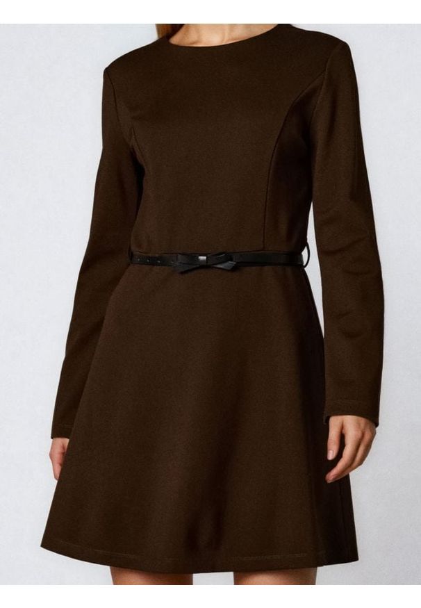 Sinsay - Klasyczna sukienka mini z paskiem i wiskozą - brązowy. Kolor: brązowy. Materiał: wiskoza. Styl: klasyczny. Długość: mini
