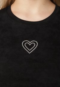 Born2be - Czarny Bawełniany T-shirt z Cyrkoniowym Sercem Arielin. Okazja: na co dzień. Kolor: czarny. Materiał: bawełna. Wzór: aplikacja. Styl: casual, klasyczny, sportowy #4