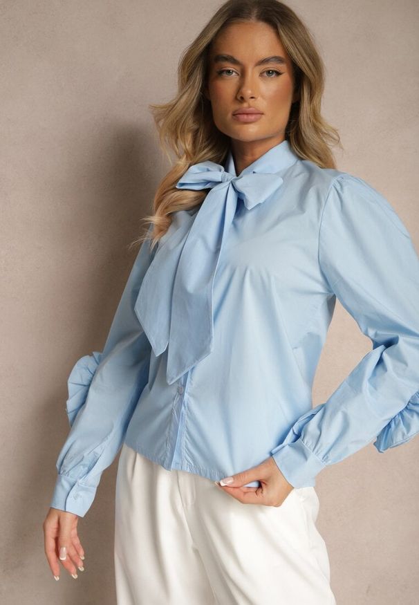 Renee - Niebieska Koszula z Elegancką Kokardą i Falbanami Zaliressa. Okazja: na spotkanie biznesowe. Typ kołnierza: kokarda. Kolor: niebieski. Długość rękawa: długi rękaw. Długość: długie. Wzór: aplikacja. Styl: elegancki